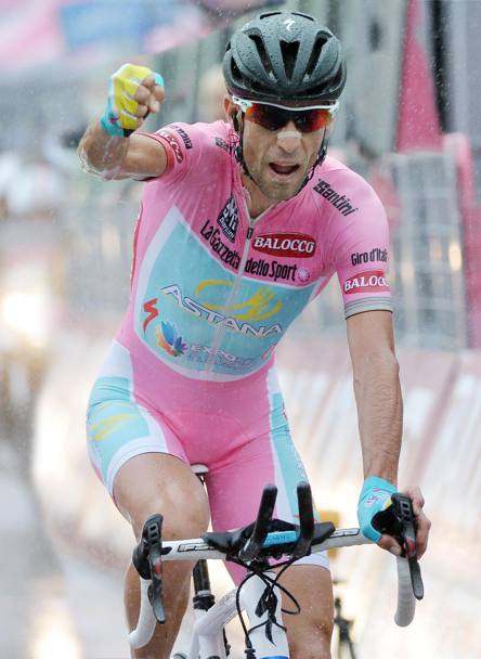Il secondo successo di Nibali nelle grandi corse a tappe arriva al Giro del 2013. Il siciliano vince sul traguardo di Polsa di Brentonico e infligge il colpo definitivo alle speranze degli avversari:  la 18a tappa del Giro d’Italia 2013 (Ansa)
